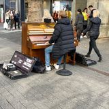 mit Klavier in der City
